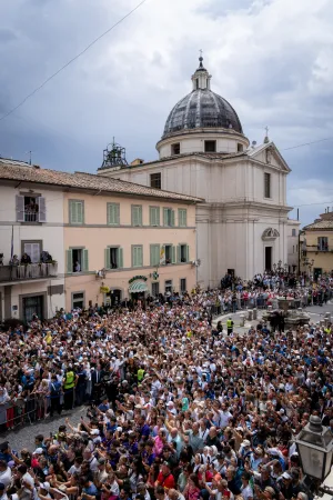 La folla per il Papa a Castel Gandolfo |  | EWTN