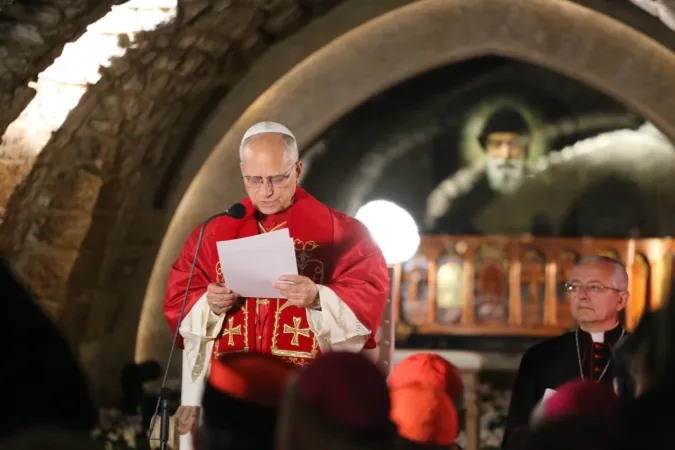 Papa presso la tomba di San Charbel |  | AIGAV