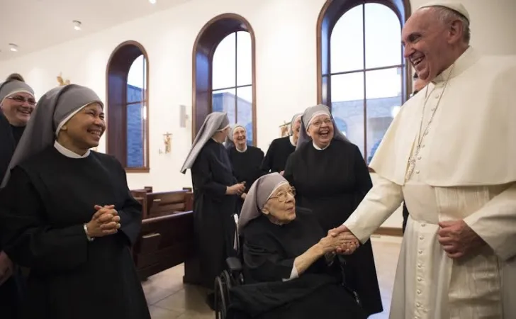 Papa Francesco e le Piccole Sorelle dei Poveri | Papa Francesco incontra a Washington le Piccole Sorelle dei Poveri, 23 settembre 2016 | L'Osservatore Romano / ACI Group