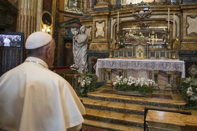 Papa Francesco davanti alla tomba di don Bosco | Papa Francesco davanti alla tomba di don Bosco, 21 giugno 2015 | © L'Osservatore Romano Photo