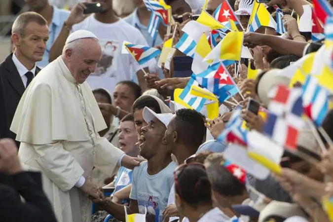Papa Francesco a Cuba | Papa Francesco saluta i pellegrini all'Avana (Cuba) prima della Messa in Piazza della Rivoluzione, 20 settembre 2015 | Vatican Media / ACI Group