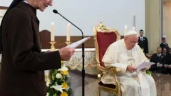 Papa Francesco ascolta Suor Maria Kaleta durante il suo viaggio a Tirana, 21 settembre 2014 / Vatican Media / ACI Group