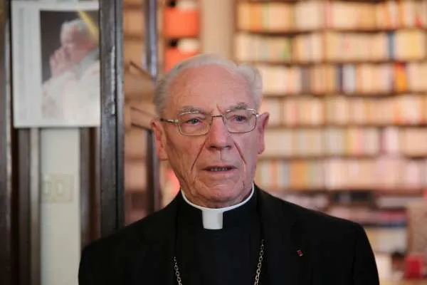 Il cardinale Poul Poupard nella sua biblioteca  | Il cardinale Poul Poupard nella sua biblioteca, sullo sfondo una foto di Giovanni Paolo II | CNA/ Daniel Ibáñez