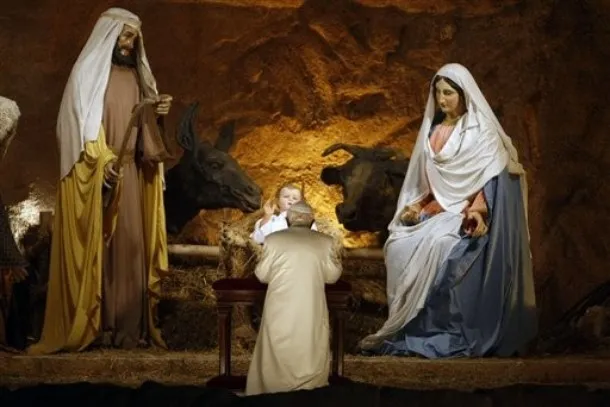 Benedetto XVI e il presepe con le statue di San Vincenzo Pallotti |  | pd