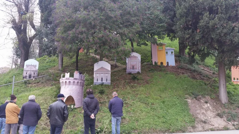 Il presepe di Tolentino, uno dei paesi colpiti dal terremoto |  | Fb dei gruppi di quartiere Vittorio Veneto e Foro Boario di Tolentino