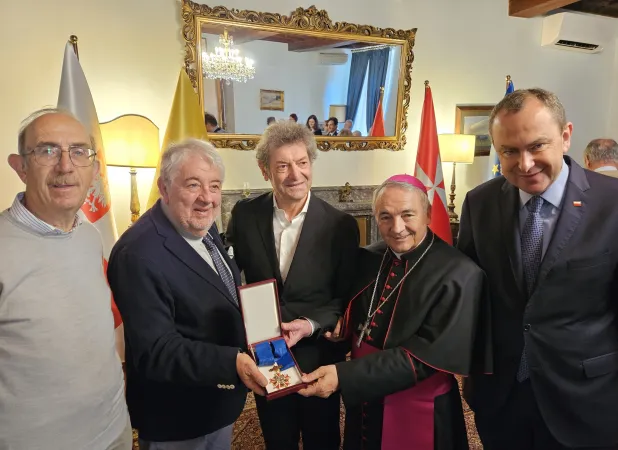 Il momento della consegna della Croce | | WR