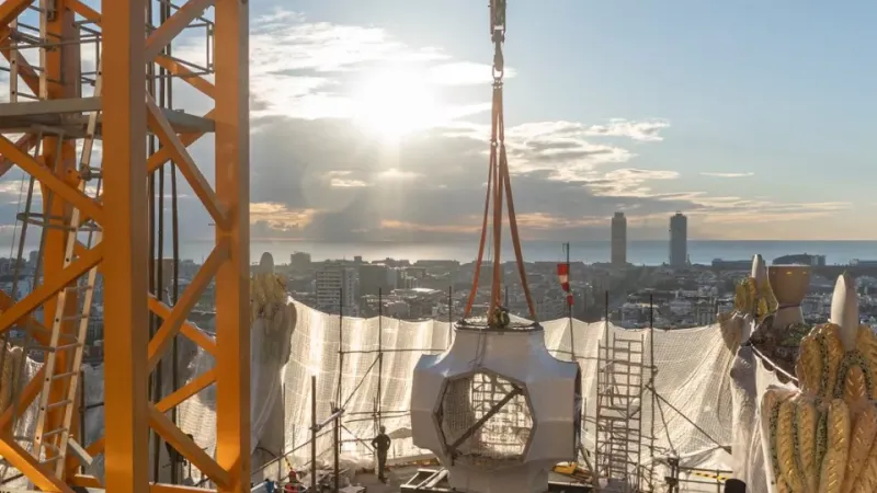 Il posizionamento degli elementi della Croce |  | Sagrada Familia