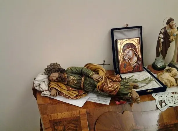 La statua di San Giuseppe nello studio di Papa Francesco  |  | pd