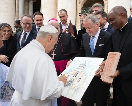 Il progetto del santuario presentato al Papa |  | pd