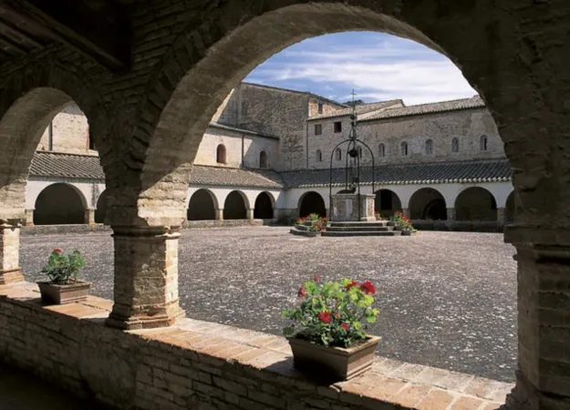 Il chiostro della Abbazia di Fiastra | | www.abbadiafiastra.net