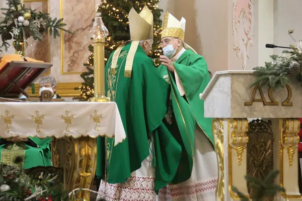 Abbraccio tra l'arcivescovo uscente di Minsk Kondrusiewicz e il suo successore, il vescovo Wielikoselec, nominato amministratore apostolico, Minsk, / catholic.by