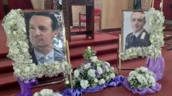 Le immagini dell'ambasciatore Attanasio e del Carabiniere Iacovacci durante la celebrazione di suffragio nella cattedrale di Kinshasa / Vatican News 