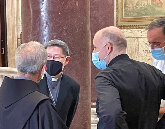 Il cardinale Tagle con gli organizzatori del corso | | AA