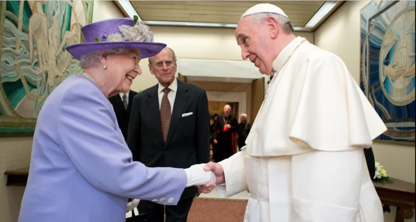 Papa Francesco, Elisabetta II | Papa Francesco con la regina Elisabetta II durante l'incontro del 2014 in Auletta Paolo VI | Vatican Media 