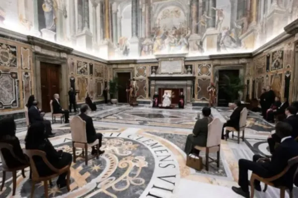 Papa Francesco con un gruppo di nuovi ambasciatori / Vatican Media / ACI Group