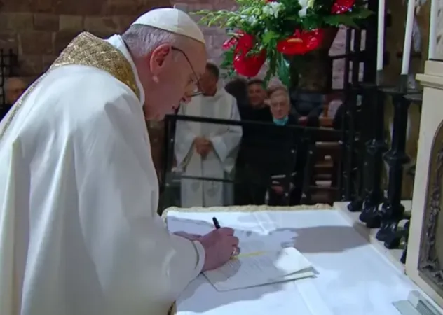 La firma dell'enciclica |  | Vatican Media