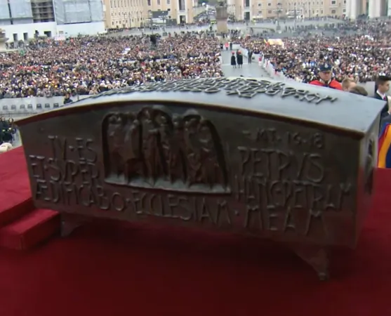 La teca che fece fare Paolo VI con le supposte reliquie di San Pietro | | Vatican.va