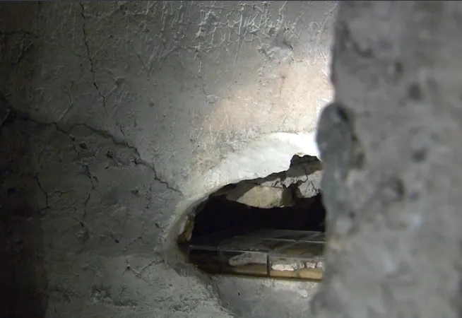 La nicchia nella necropoli vaticana identificata con la Tomba di Pietro | | Vatican.va