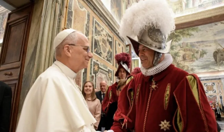 Papa Leone XIV e il Comandante della Guardia Svizzera Pontificia |  | Vatican Media
