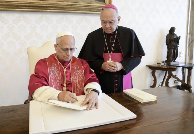 Papa Leone XIV firma la Dilexi te |  | Vatican Media