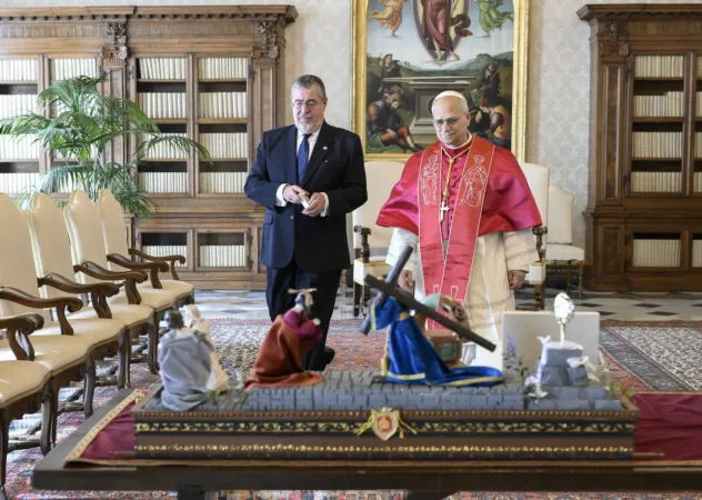 Papa Leone  XIV e il presidente del Guatemala |  | Vatican Media