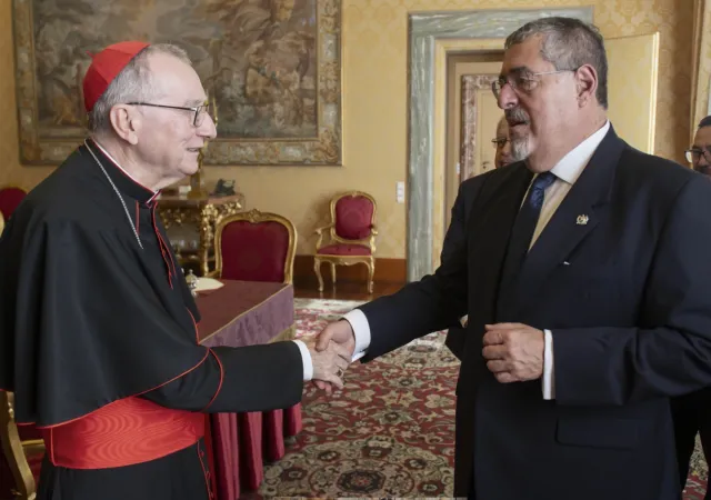 Il presidente del Guatemala e il cardinale Parolin |  | Vatican Media