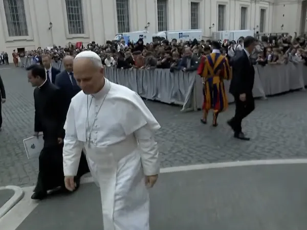 Il Papa entra in Aula Paolo VI |  | Vatican Media