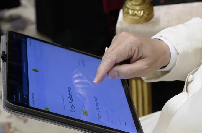 Papa Leone XIV usa l' Annuario Digitale |  | Vatican Media
