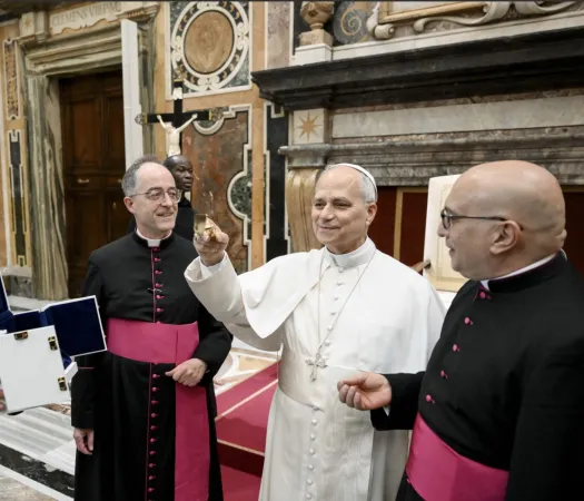 Papa Leone XIV riceve in dono il trowel dal Piac | | Vatican Media