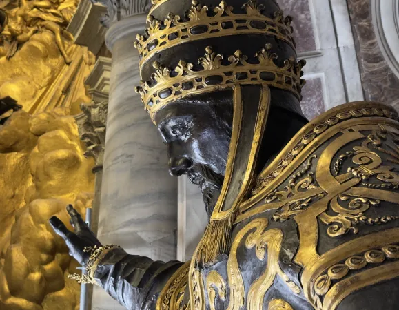 Papa Urbano VIII nel complesso delle sculture che contornano la Cattedra a San Pietro |  | Fabbrica di San Pietro