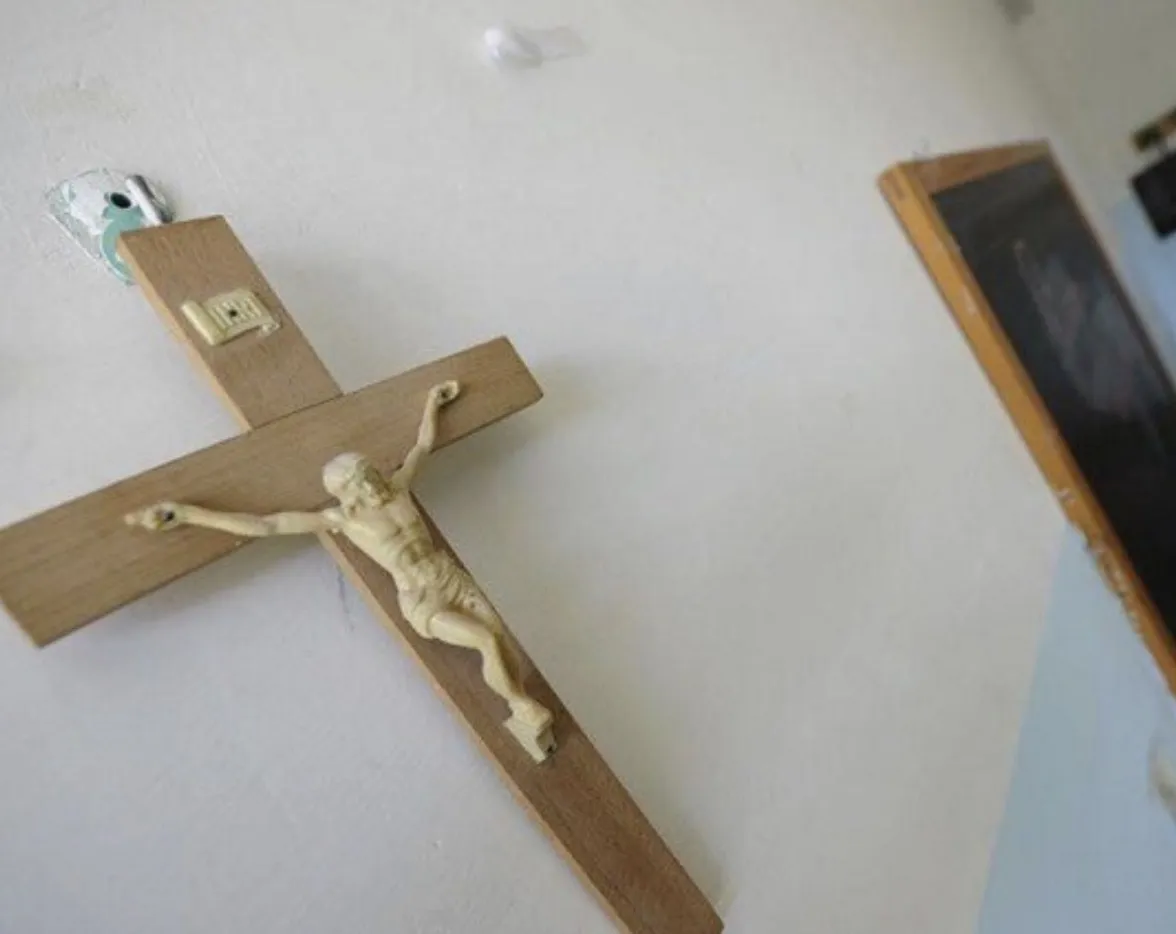 Crocefisso in un'aula scolastica