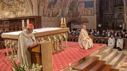 Il cardinal Zuppi durante la preghiera dei Vespri alla basilica inferiore di San Francesco d'Assisi / Credit Basilica di San Francesco d'Assisi