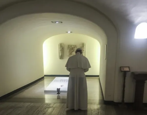 Papa Francesco visita la tomba del Beato Paolo VI | | L'Osservatore Romano, ACI Group