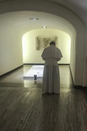 Papa Francesco visita la tomba del Beato Paolo VI | | L'Osservatore Romano, ACI Group