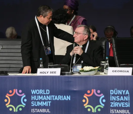 La Santa Sede al World Humanitarian Summit | Il Cardinal Parolin e l'Arcivescovo Auza parlano durante una delle pause del World Humanitarian Summit | Holy See Mission 