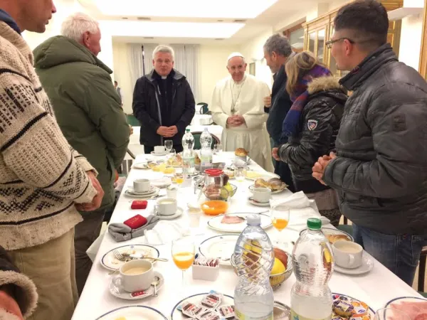 Papa Francesco e la colazione con i senzatetto | | L'Osservatore Romano, ACI Group