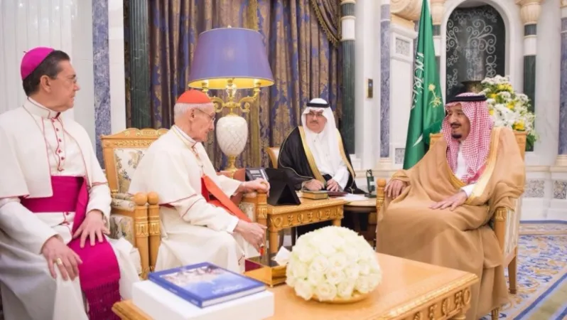 Cardinale Jean-Louis Tauran in Arabia Saudita | L'incontro tra Re Salman e il Cardinale Jean-Louis Tauran, presidente del Pontificio Consiglio per il Dialogo Interreligioso, insieme al vescovo Ayuso Guixot, segretario del dicastero, Ryadh, 18 aprile 2018 | Reale Ambasciata dell'Arabia Saudita in Italia