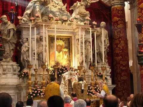 Patriarca Moraglia | il Patriarca Moraglia celebra Messa nella Basilica di Santa Maria della Salute, davanti all'incona di Maria Mesopanditissa | da Cantuale Antonianum