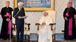 Lo scambio di discorsi nell'ultima visita di Stato in Vaticano, quella del presidente Mattarella nell'aprile del 2015. A sx, l'arcivescovo Georg Gaenswein, prefetto della Casa Pontificia. A dx, notare l'Elemosiniere, l'allora arcivescovo Konrad Krajewski / Quirinale