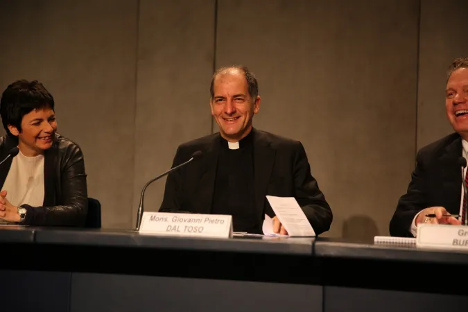 Presentazone del Messaggio del Papa per la Quaresima 2017 | Monsignor Pietro Dal Toso, segretario delegato del Dicastero per il Servizio allo Sviluppo Umano integrale, presenta il messaggio di Papa Francesco per la Quaresima 2017. Alla sua destra, Chiara Amirante di Nuovi Orizzonti, Sala Stampa Vaticana, 7 febbraio 2017 | Lucia Ballestrer / ACI Group