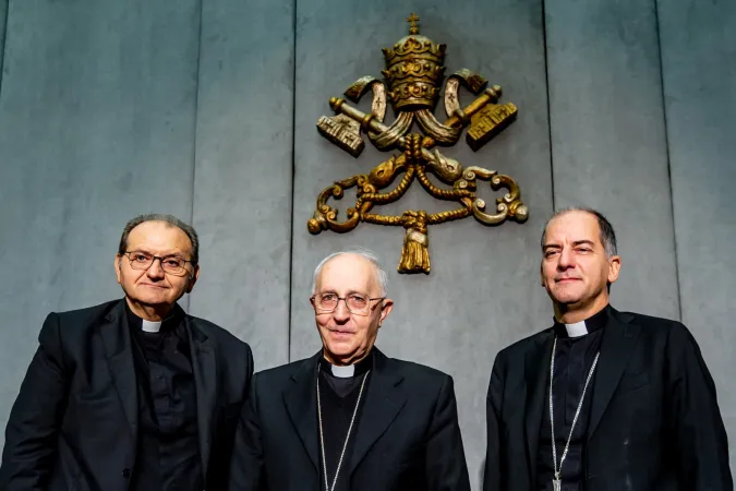 Cardinale Filoni in Sala Stampa Vaticana | Il Cardinale Filoni (al centro), l'arcivescovo Dal Toso (a destra) e padre Meroni (a sinistra) presentano la Giornata Missionaria Mondiale 2018, Sala Stampa Vaticana, 19 ottobre 2018 | Daniel Ibanez / ACI Group