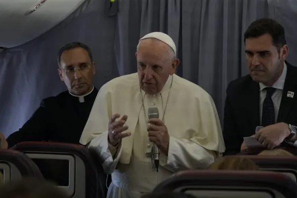 Papa Francesco durante la conferenza stampa nel volo di ritorno dalla Romania  / Massimiliano Valenti / ACI Group