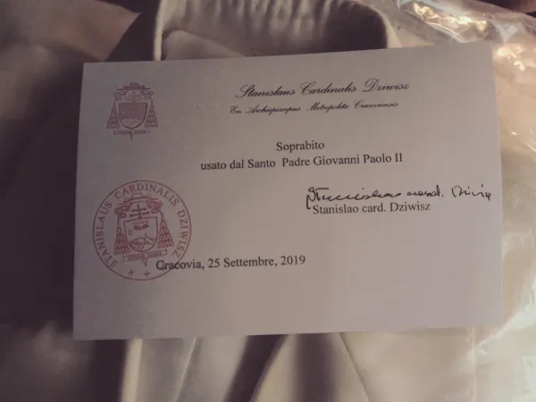 Soprabito di San Giovanni Paolo II | Il soprabito di Giovanni Paolo II, donato ed autenticato dal Cardinale Dziwisz all'Associazione Culturale San Pietro alla Ienca | Associazione Culturale San Pietro alla Ienca