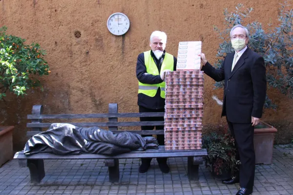 L'ambasciatore Lee con l'Elemosiniere,  il Cardinale Krajewski, alla consegna delle derrate alimentari per i poveri, 23 marzo 2020 / Ambasciata di Taiwan presso la Santa Sede