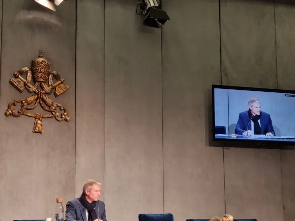 Briefing Matteo Bruni | Matteo Bruni, direttore della Sala Stampa della Santa Sede, durante il briefing sul viaggio del Papa a Cipro e in Grecia, Sala Stampa della Santa Sede, 30 novembre 2021 | AG / ACI Group