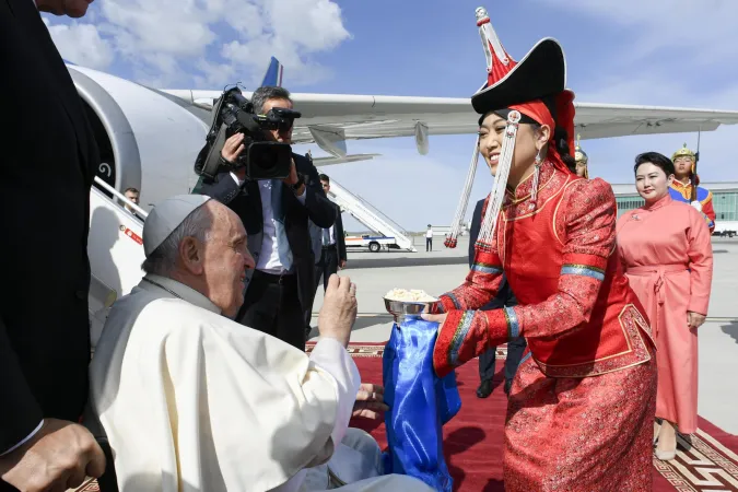 Papa Francesco in Mongolia | Papa Francesco riceve il tradizionale yogurt secco all'arrivo in Mongolia | Vatican Media / ACI Group