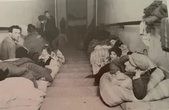 Rifugiati nella scale del Palazzo durante la II Guerra Mondiale | | Vaticano Minore ed Neri Pozza