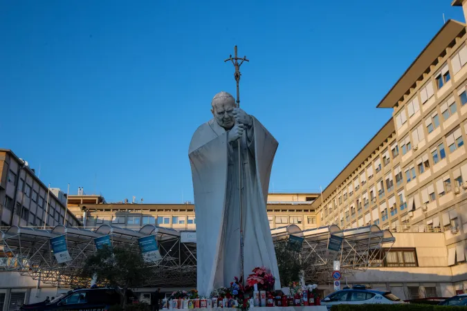 La statua di San Giovanni Paolo II con fiori e luci per pregare per Papa Francesco |  | Daniel Ibanez/ EWTN