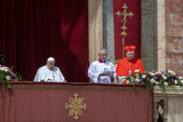 Papa Francesco all'Urbi et Orbi dalla Loggia delle Benedizioni, mentre l'arcivescovo Ravelli legge il messaggio, 20 aprile 2025 / Daniel Ibanez / ACI Group