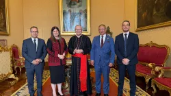 Il cardinale Pietro Parolin è in piedi tra Varsen Aghabekian, ministro degli Esteri dell'Autorità Palestinese, e Issa Kassisieh, ambasciatore della Palestina presso la Santa Sede, insieme ad altri due membri della delegazione durante un incontro tenutosi il 1° settembre in Vaticano. / Ambasciata di Palestina presso la  Santa Sede